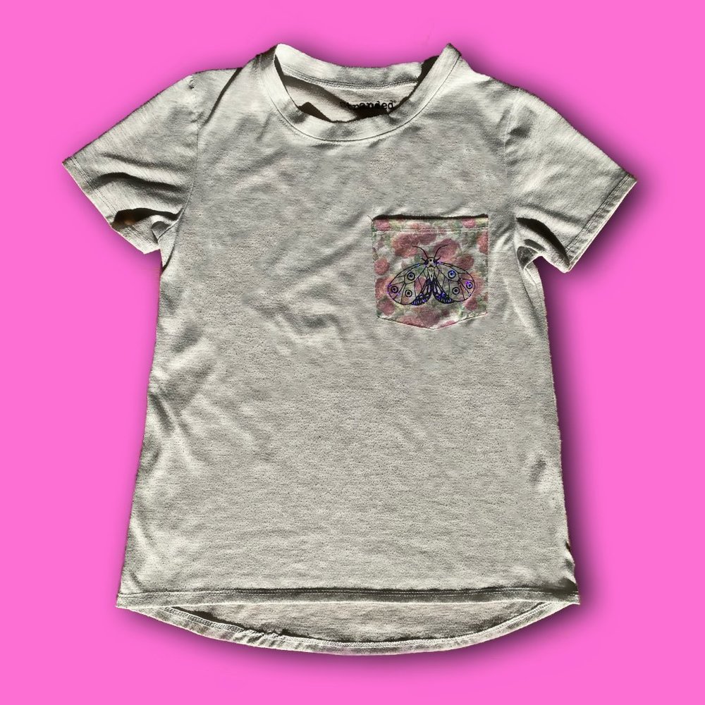“Stranded” grey t-shirt with floral pocket and moth glitter holographic decal